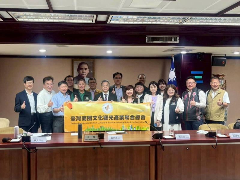  臺灣商圈總會長周水美率六都商圈參加經濟部座談   強調塑膠製品供需穩定、呼籲店家理性採購 