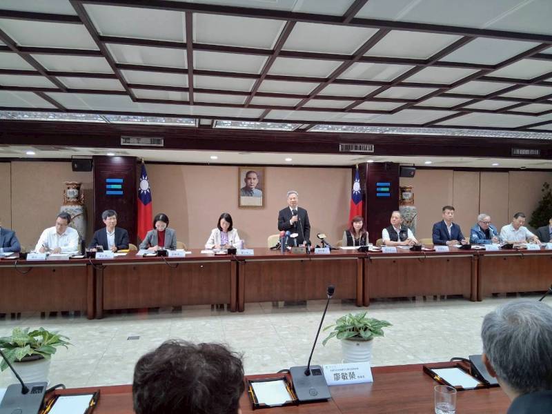 經濟部龔明鑫部長召開關懷商圈塑膠製品影響現況座談會 邀集六都商圈關注塑膠製品供需.jpg