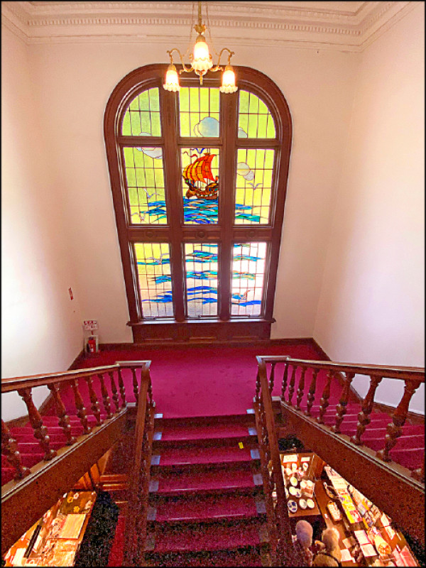 「萬翠莊」曾是舊松山藩主後代久松定謨伯爵的別墅，內裝多款彩色鑲嵌玻璃，圖中這幅作品出自當時名家木內真太郎之手。