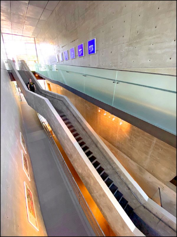 這座空中樓梯是「坂上之雲博物館」的吸睛設計。