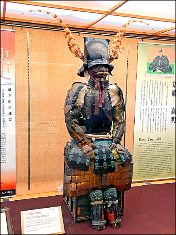 松山城內目前正展示著往昔的盔甲裝備，這套「角頭巾形鳥尾飾兜、漆塗佛胴六間草摺素懸威鎧」，據說是城主加藤嘉明曾使用過的。
