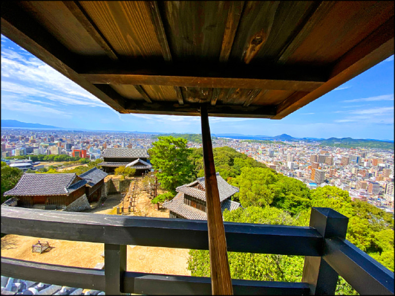 居高遠眺松山市及周邊風光，令人心曠神怡。