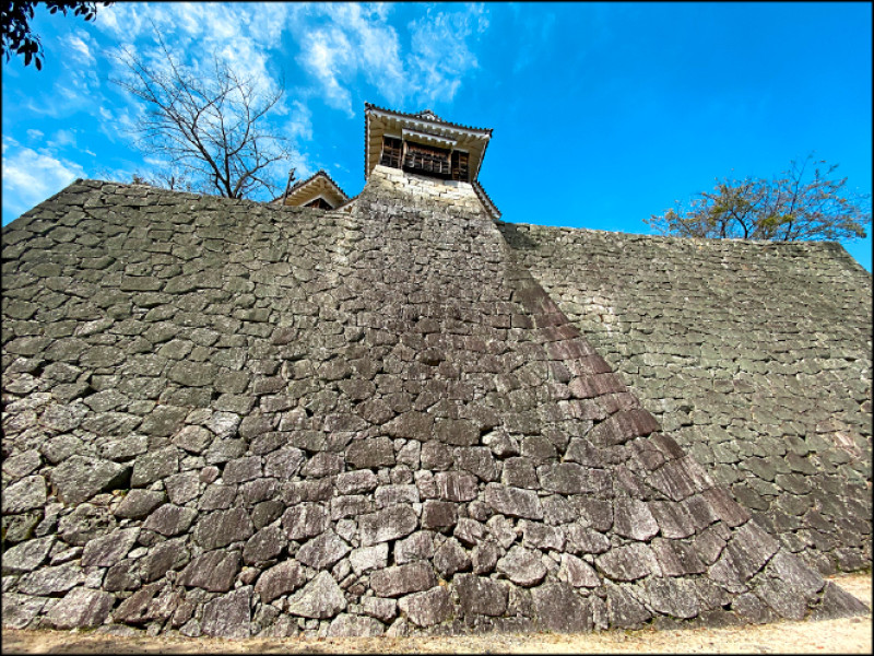 松山城高聳的石垣，整體有如扇子般展開，呈現石塊堆砌出的壯闊線條美。