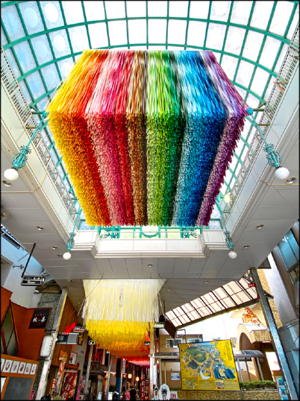 旅日法國設計師Emmanuelle Moureaux的作品〈100 Colors no.42〉，為道後商店街增添明亮絢麗色彩。