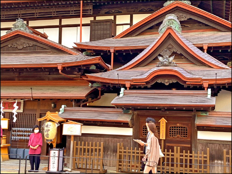 「道後溫泉本館」目前雖然正在進行保存修理後期工程，但仍有營業，可進去泡溫泉。